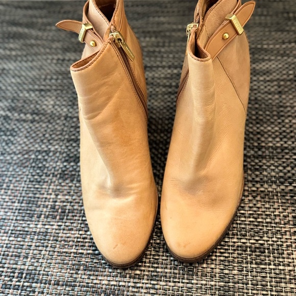 Coach "Hewes"; Camel Tan; 100% Leather Ankle Boots - Picture 1 of 11